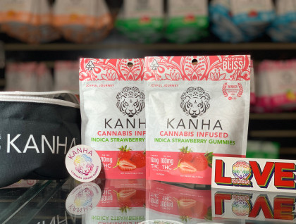 Kanha Strawberry Gummies 100mg THC