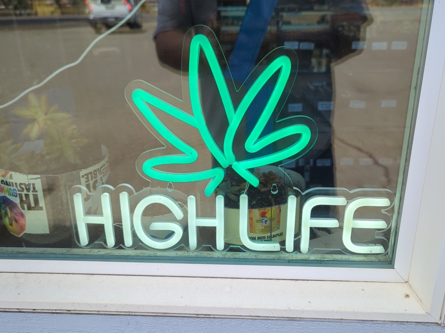 Kure High Life Neon